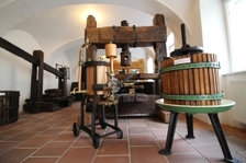 Expozice Historické vinařské lisy a nářadí - Muzeum vinařství, zahradnictví a krajiny